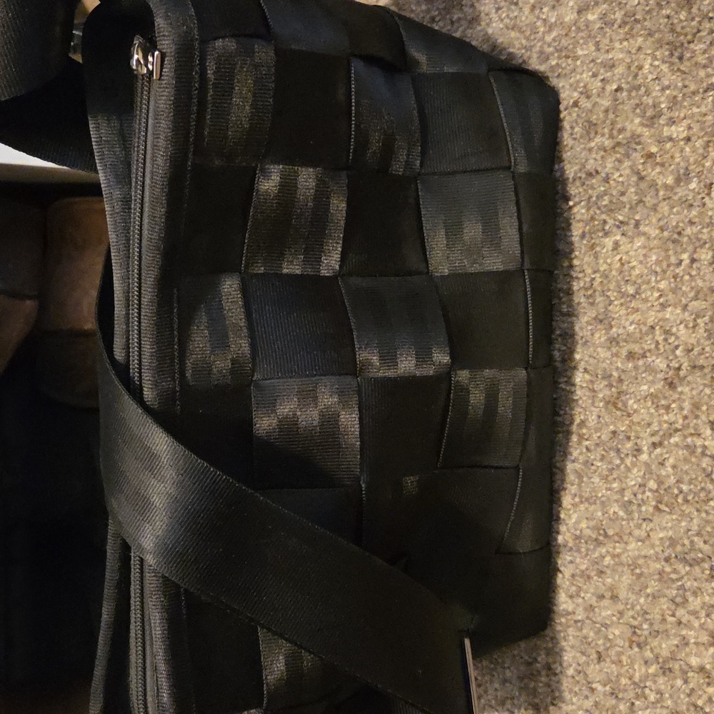 Harvey's- Seatbelt Purse - EUC